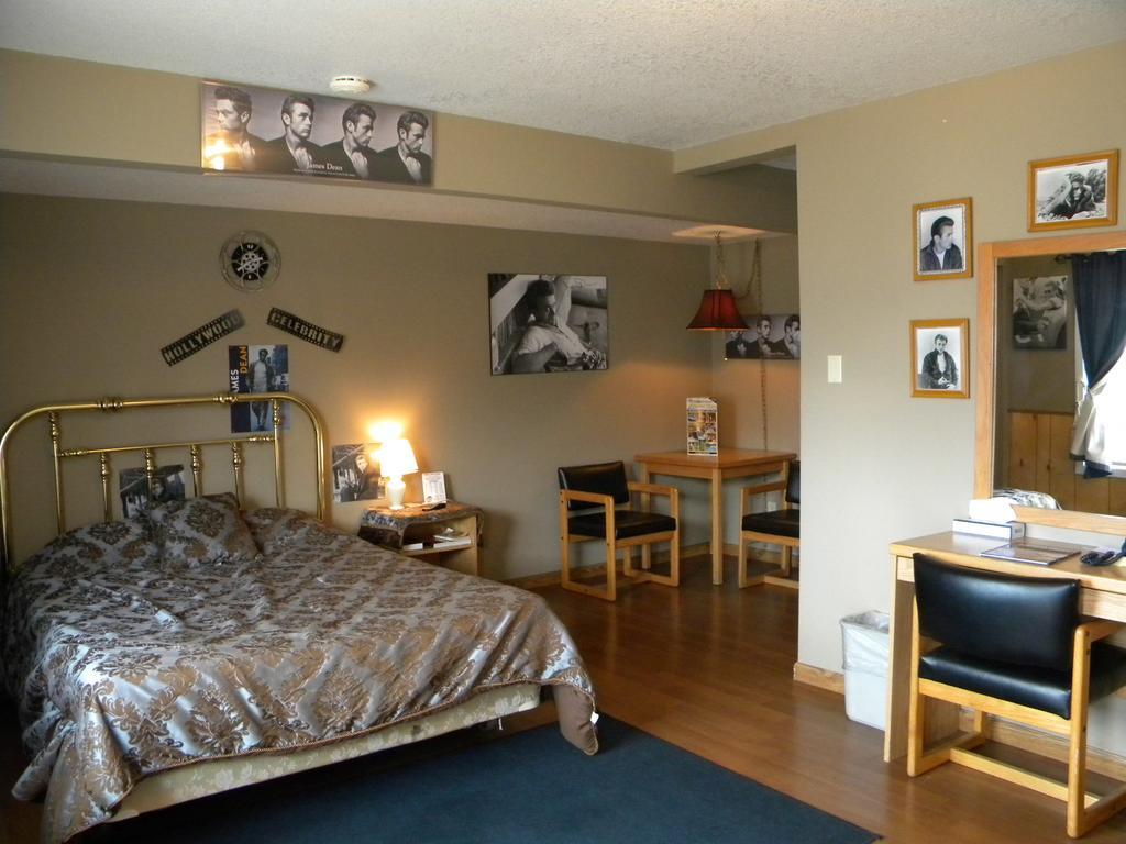 Blue And White Motel Kalispell Room photo