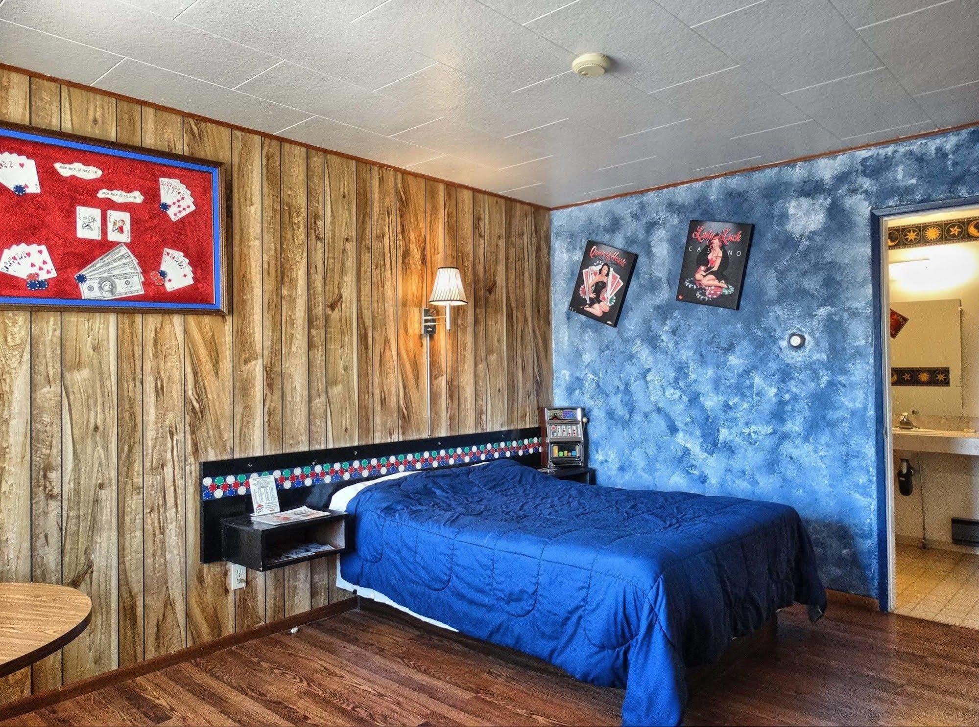 Blue And White Motel Kalispell Exterior photo