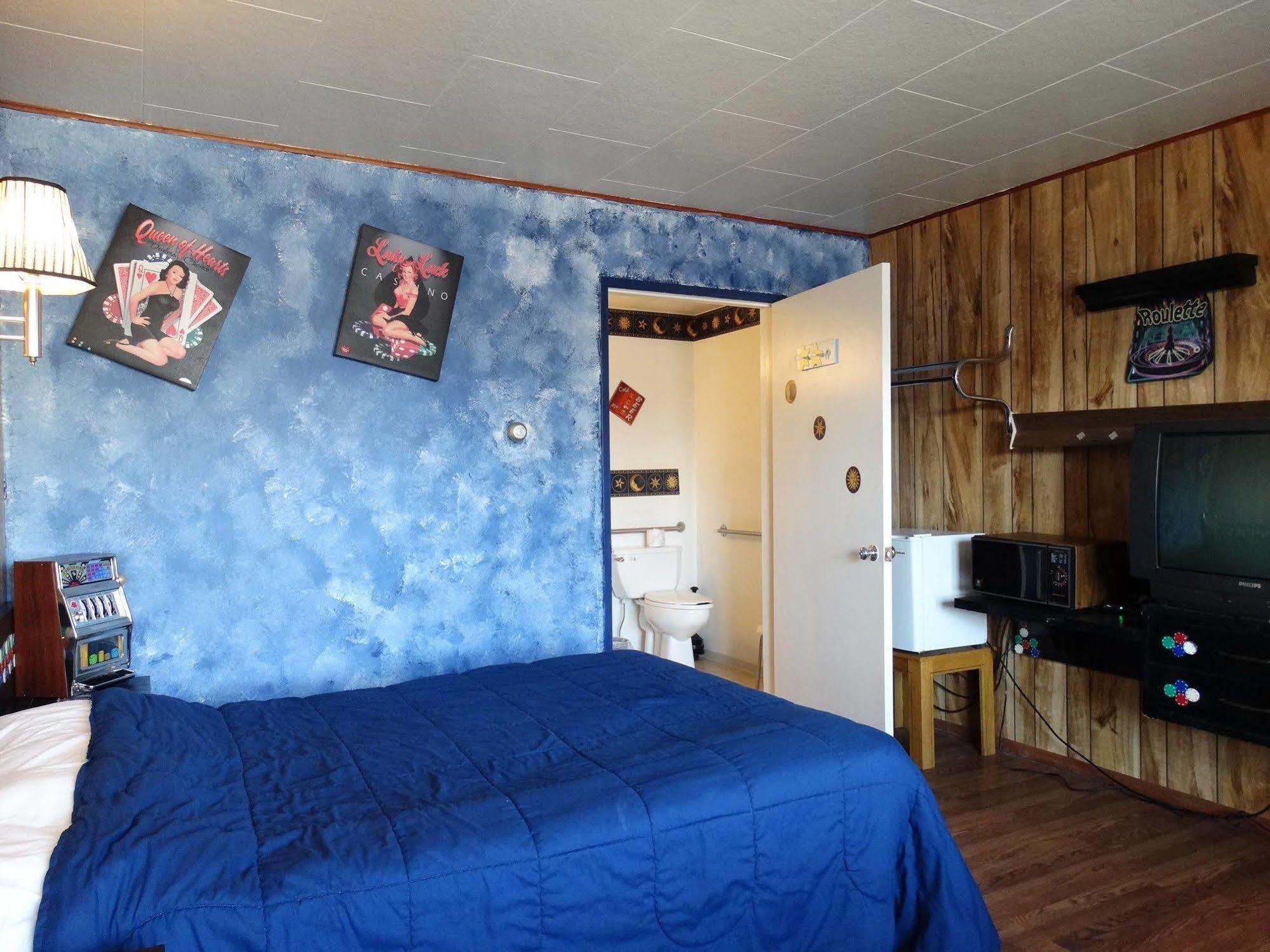 Blue And White Motel Kalispell Exterior photo